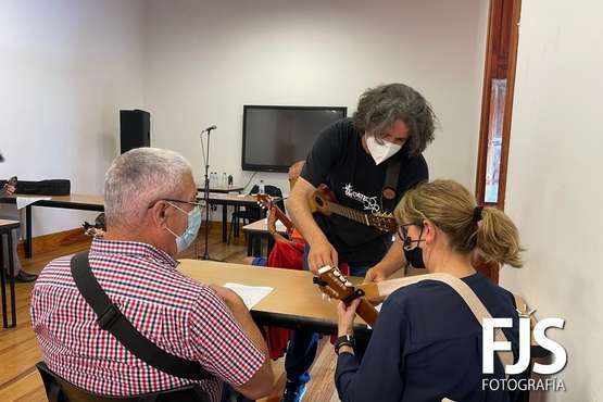 La Casa Condal de Telde  toca el timple/Francisco Javier Santana.